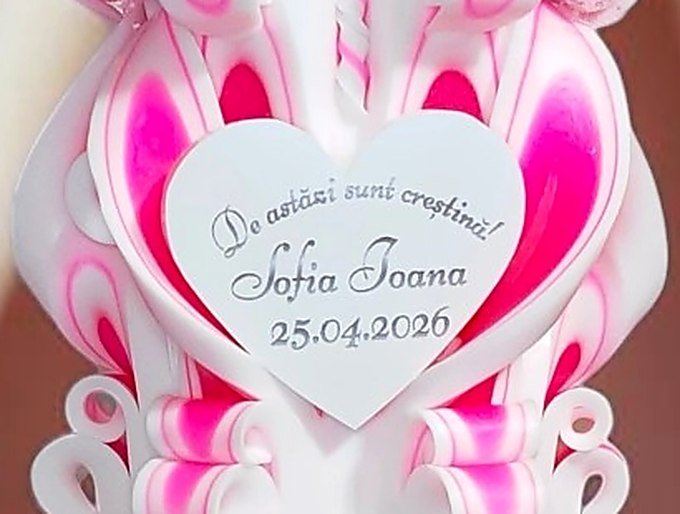 Inimioară personalizată cu nume și dată, aplicată pe o lumânare a atelierului