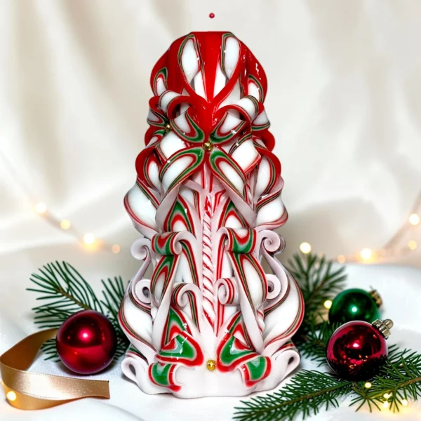 Lumânare sculptată manual de Crăciun, alb-roșu-verde, cu design ornamental festiv – Lumânări Art