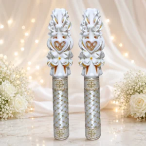 Set 2 lumânări de nuntă sculptate manual AURORIA, alb și auriu, cu inimă decorativă și verighete