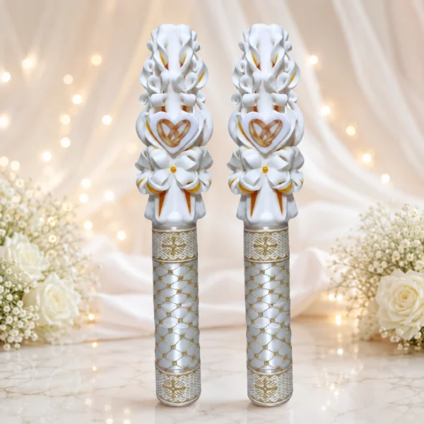 Set 2 lumânări de nuntă sculptate manual AURORIA, alb și auriu, cu inimă decorativă și verighete