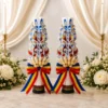 Set 2 lumânări ceremoniale sculptate manual, decorate în albastru, galben și roșu, cu funde tricolore, pentru nuntă și ocazii speciale