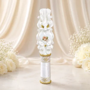 Lumânare ceremonială sculptată manual SERAPHINE, albă cu auriu, personalizată cu verighete, flori și îngeraș