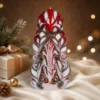 Lumânare sculptată de Crăciun NOELIA, alb-roșu-verde, cu accente aurii, prezentată într-un decor festiv elegant cu brad și cutie de cadou