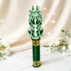 Lumânare sculptată premium pentru Paște și Înviere, albă cu verde smarald și accente aurii, realizată manual în stil ceremonial elegant.