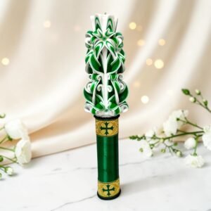 Lumânare sculptată premium pentru Paște și Înviere, albă cu verde smarald și accente aurii, realizată manual în stil ceremonial elegant.