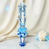 CELESTIS — Lumânare botez băiețel PREMIUM cu bebeluș și pompoane, albastru și alb — detaliu 2 CELESTIS — Lumânare botez băiețel PREMIUM cu bebeluș și pompoane, albastru și alb — detaliu 2