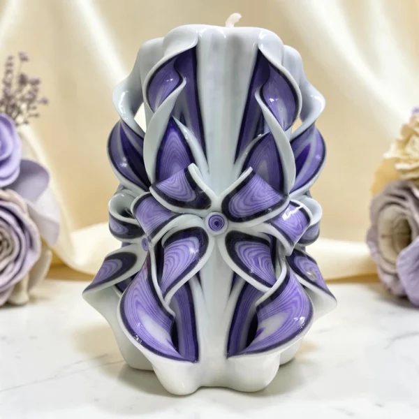 FACET Major — Lumânare decorativă sculptată PREMIUM, Royal Orchid — detaliu 3 FACET Major — Lumânare decorativă sculptată PREMIUM, Royal Orchid — detaliu 3