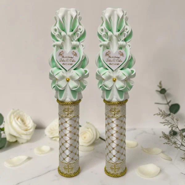 AURELIS — Set 2 lumanari nunta personalizate — verde salvie și auriu — detaliu 2 AURELIS — Set 2 lumanari nunta personalizate — verde salvie și auriu — detaliu 2