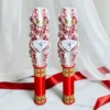Set 2 lumânări nuntă personalizate SERAPHIS, sculptate manual, roșu alb și auriu, cu îngeraș și motive de cruce