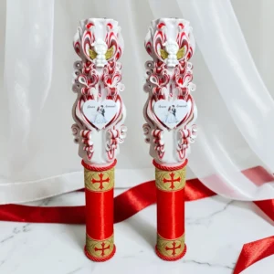 Set 2 lumânări nuntă personalizate SERAPHIS, sculptate manual, roșu alb și auriu, cu îngeraș și motive de cruce