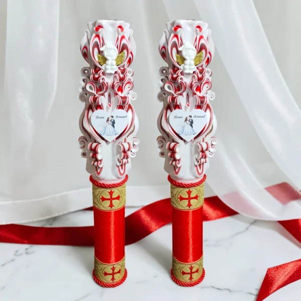Set 2 lumânări nuntă personalizate SERAPHIS, sculptate manual, roșu alb și auriu, cu îngeraș și motive de cruce