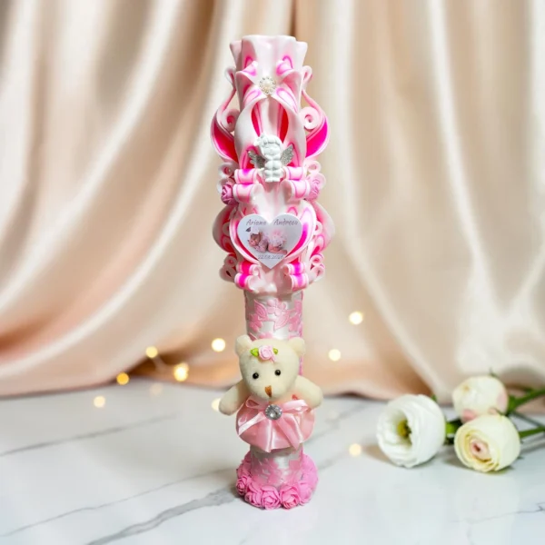 ROSALIE — Lumânare botez fetiță PREMIUM personalizată cu ursuleț, roz și alb — detaliu 2 ROSALIE — Lumânare botez fetiță PREMIUM personalizată cu ursuleț, roz și alb — detaliu 2