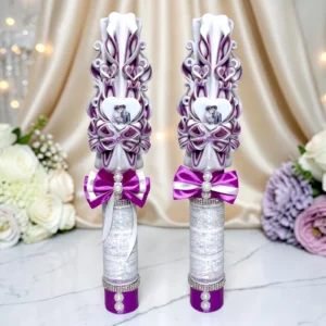 Set 2 lumânări nuntă personalizate VIOLENNE, sculptate manual, violet sidefat, alb și argintiu, 40 cm