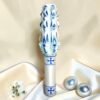 asdcfvgbhnjmk,l Lumânare ceremonială sculptată manual, albă cu albastru și argintiu, cu motive ornamentale și cruci decorative, potrivită pentru ceremonii și Paște