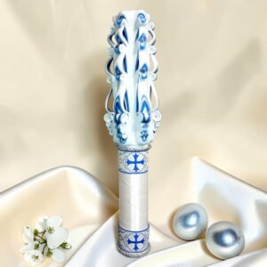 asdcfvgbhnjmk,l Lumânare ceremonială sculptată manual, albă cu albastru și argintiu, cu motive ornamentale și cruci decorative, potrivită pentru ceremonii și Paște