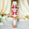 Lumânare ceremonială sculptată manual, albă cu roșu și auriu, fotografiată pe fundal elegant luminos, potrivită pentru ceremonii, Paște și Înviere