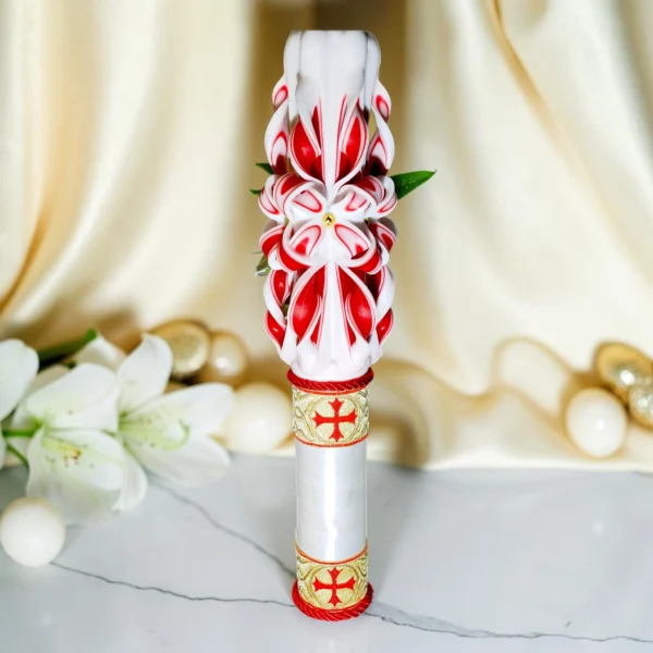 Lumânare ceremonială sculptată manual, albă cu roșu și auriu, fotografiată pe fundal elegant luminos, potrivită pentru ceremonii, Paște și Înviere