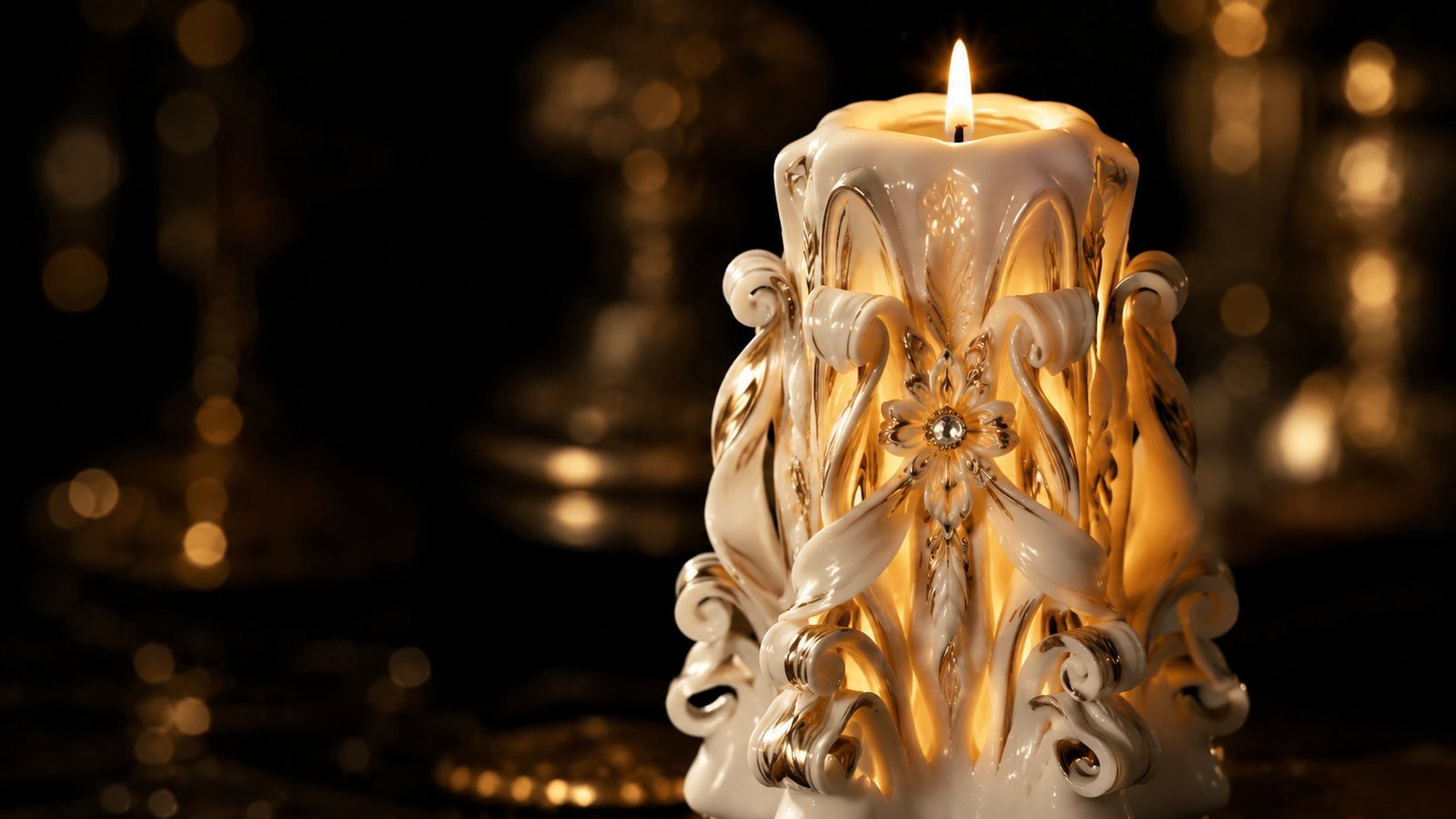 Lumânare sculptată aprinsă, strălucind translucid din interior
