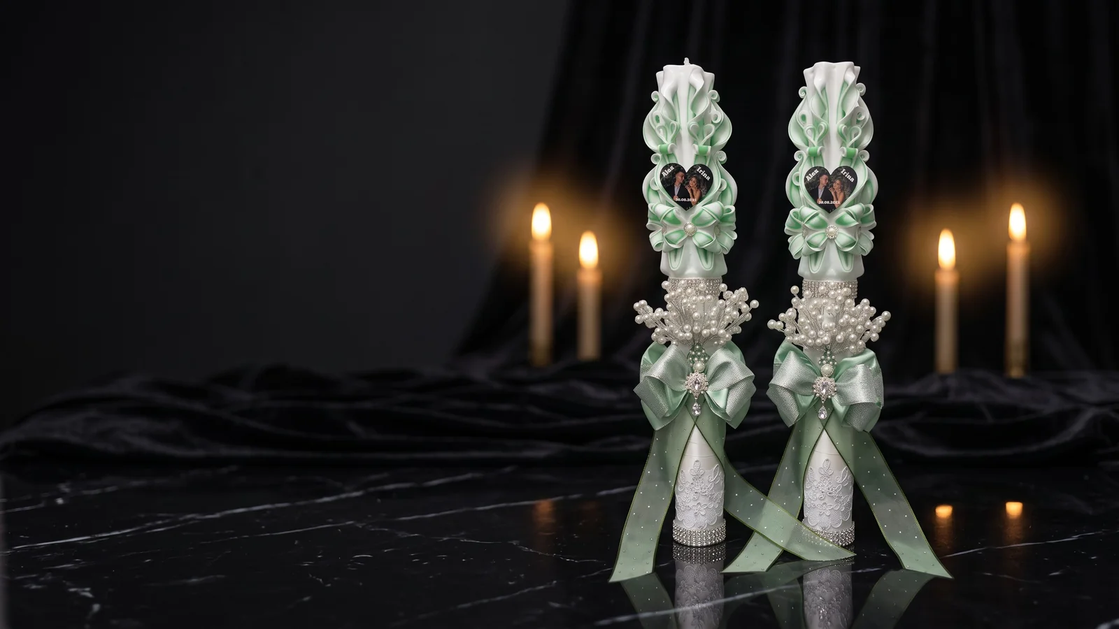 Set de două lumânări de nuntă VERDELLE, sculptate manual în verde salvie și argintiu, cu medalion foto, așezată pe marmură neagră în lumina caldă a lumânărilor