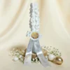 Lumânare pentru Paște și Înviere ALBORIA, sculptată manual, albă cu accente aurii, medalionul Învierii și panglici pascale
