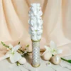 Lumânare ceremonială sculptată manual, albă cu auriu, fotografiată pe fundal elegant luminos, potrivită pentru ceremonii și Paște
