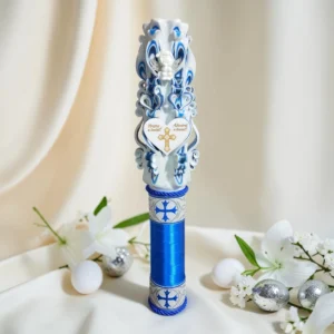 Lumânare personalizată pentru Paște și Înviere EULOGIA, sculptată alb și albastru regal, cu îngeraș, inimioară „Hristos a înviat” și cruce aurie