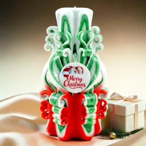 Lumânare sculptată de Crăciun NATALIS, alb-roșu-verde, cu medalion „Merry Christmas” și decor festiv elegant