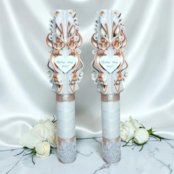 AMARIEL — Set 2 lumanari nunta personalizate — Alb & Champagne — detaliu 2