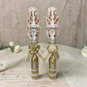 ZESTREA – Set 2 lumânări nuntă sculptate PREMIUM, ivoire cappuccino cu iută Set 2 lumânări de nuntă ZESTREA, sculptate manual PREMIUM, 50 cm, ivory și cappuccino, personalizate, cu iută și dantelă