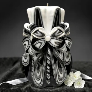 Lumânare comemorativă sculptată manual SABLE Major, alb și negru, în decor sobru și elegant