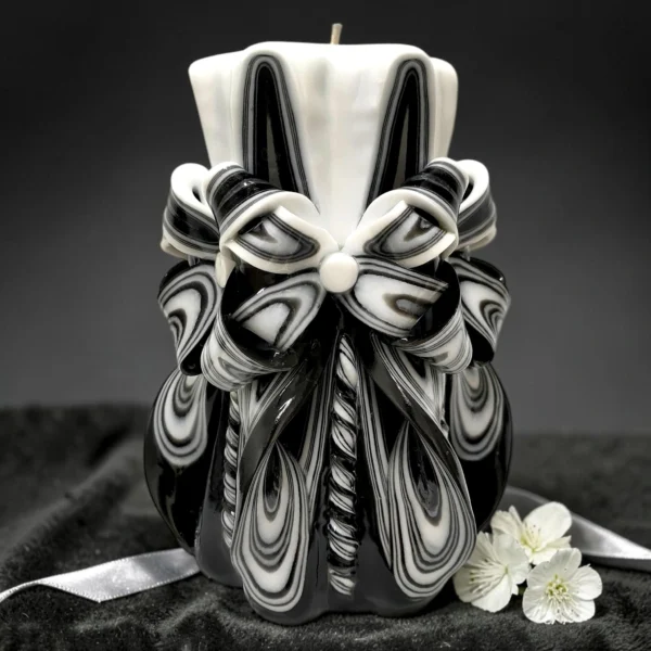 Lumânare comemorativă sculptată manual SABLE Major, alb și negru, în decor sobru și elegant