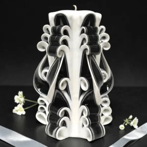 Lumânare sculptată comemorativă alb și negru, realizată manual, model NOIRÉA Major, în decor sobru elegant