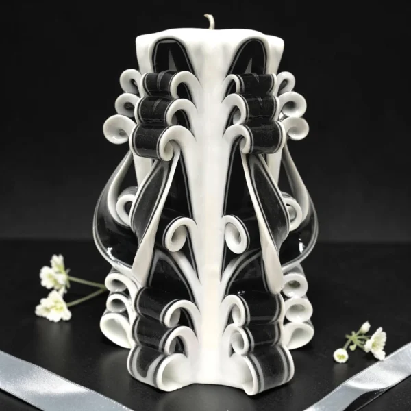 Lumânare sculptată comemorativă alb și negru, realizată manual, model NOIRÉA Major, în decor sobru elegant